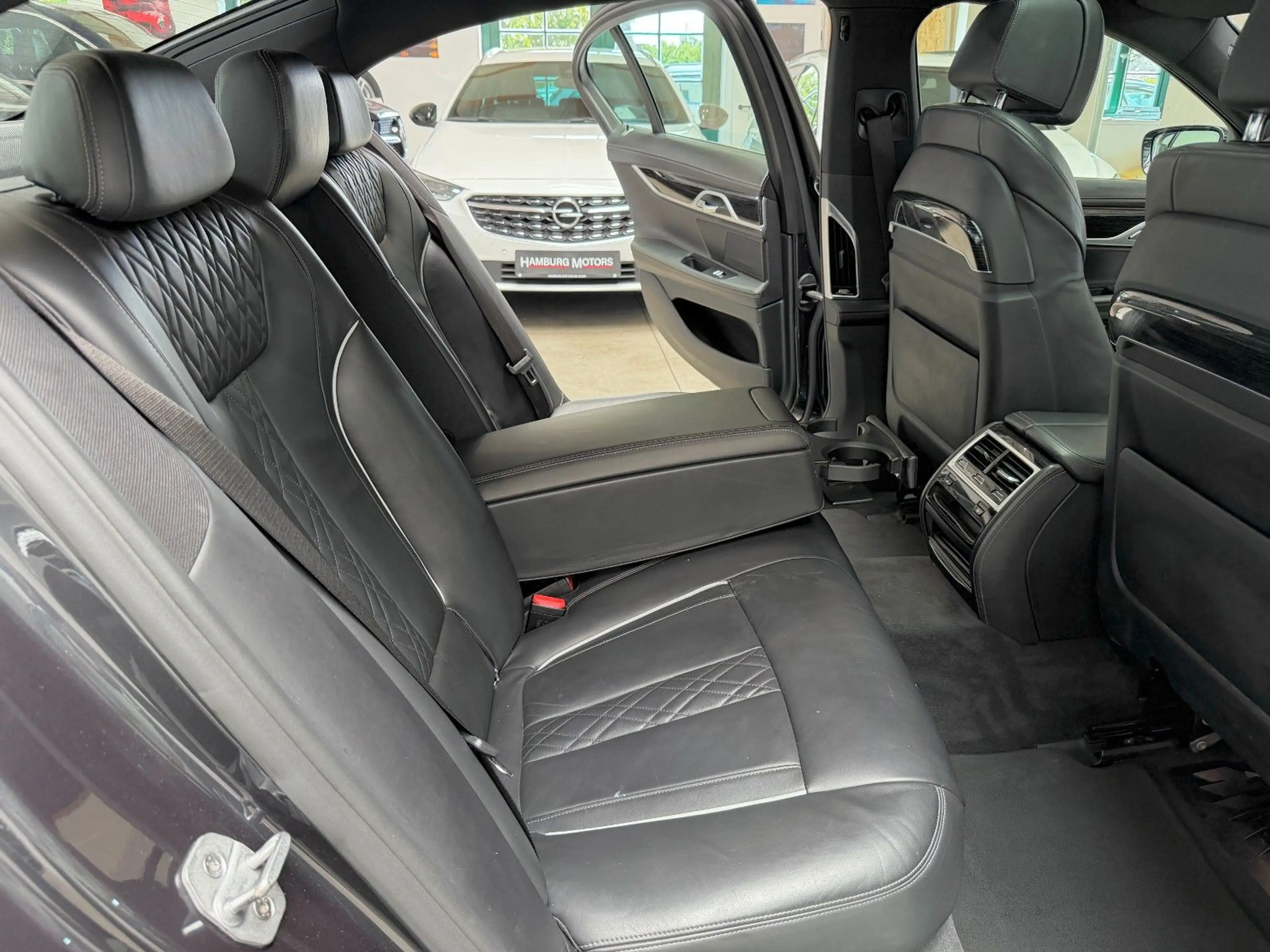 BMW 750 i M-Paket Sport Performance 449PS *VOLL* — photo 11