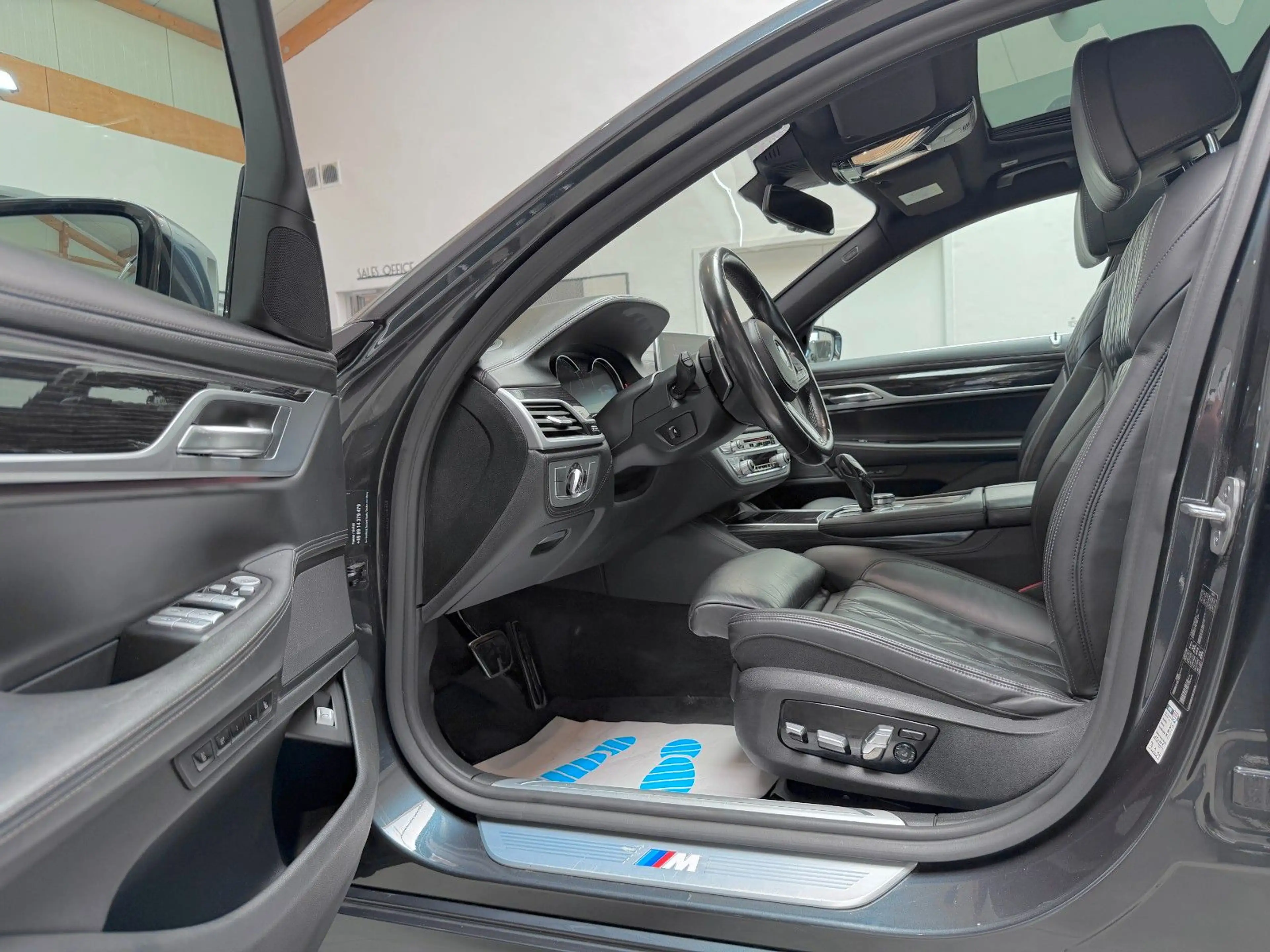 BMW 750 i M-Paket Sport Performance 449PS *VOLL* — photo 8
