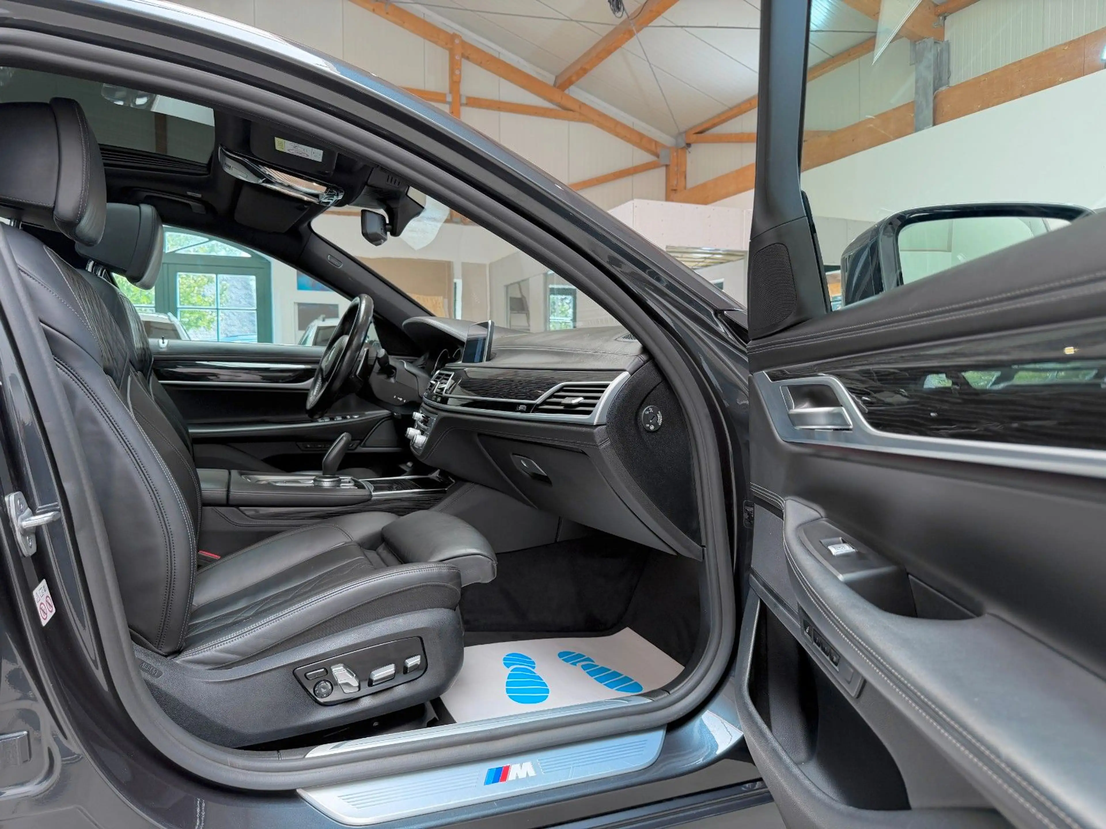 BMW 750 i M-Paket Sport Performance 449PS *VOLL* — photo 9