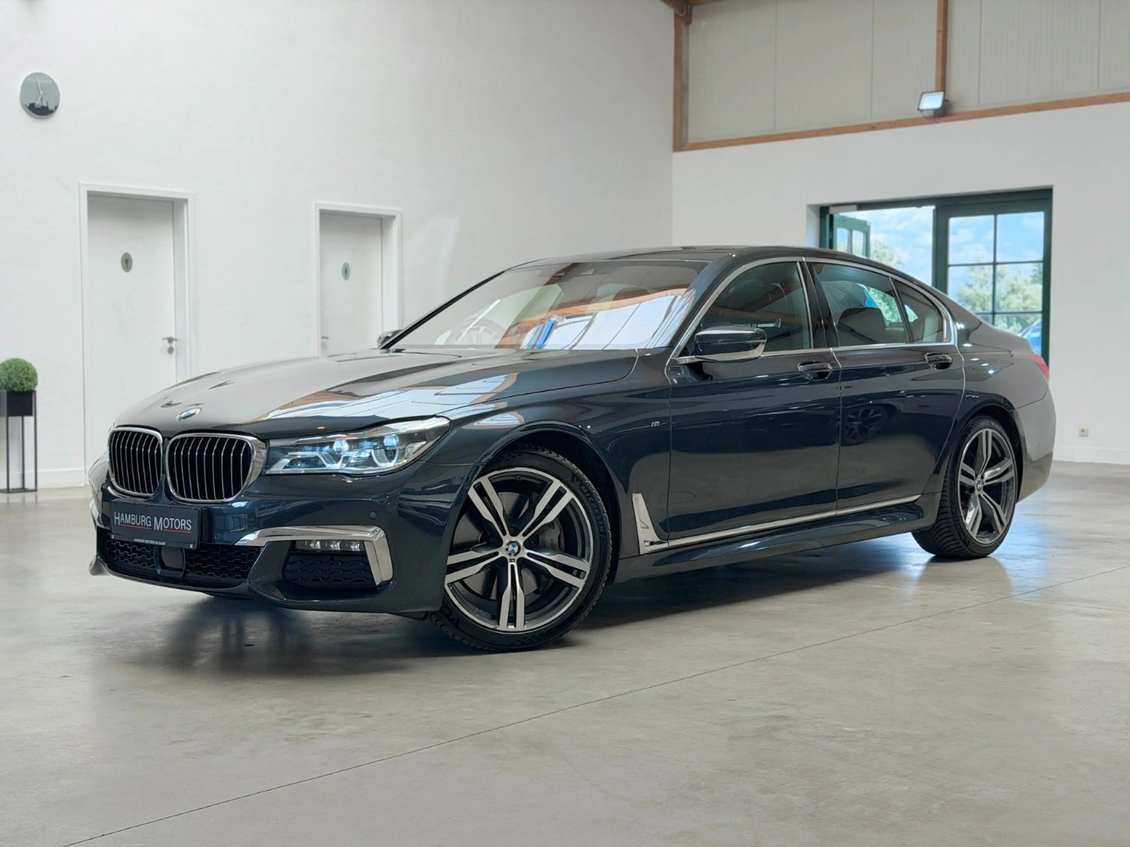BMW 750 i M-Paket Sport Performance 449PS *VOLL* — photo 2
