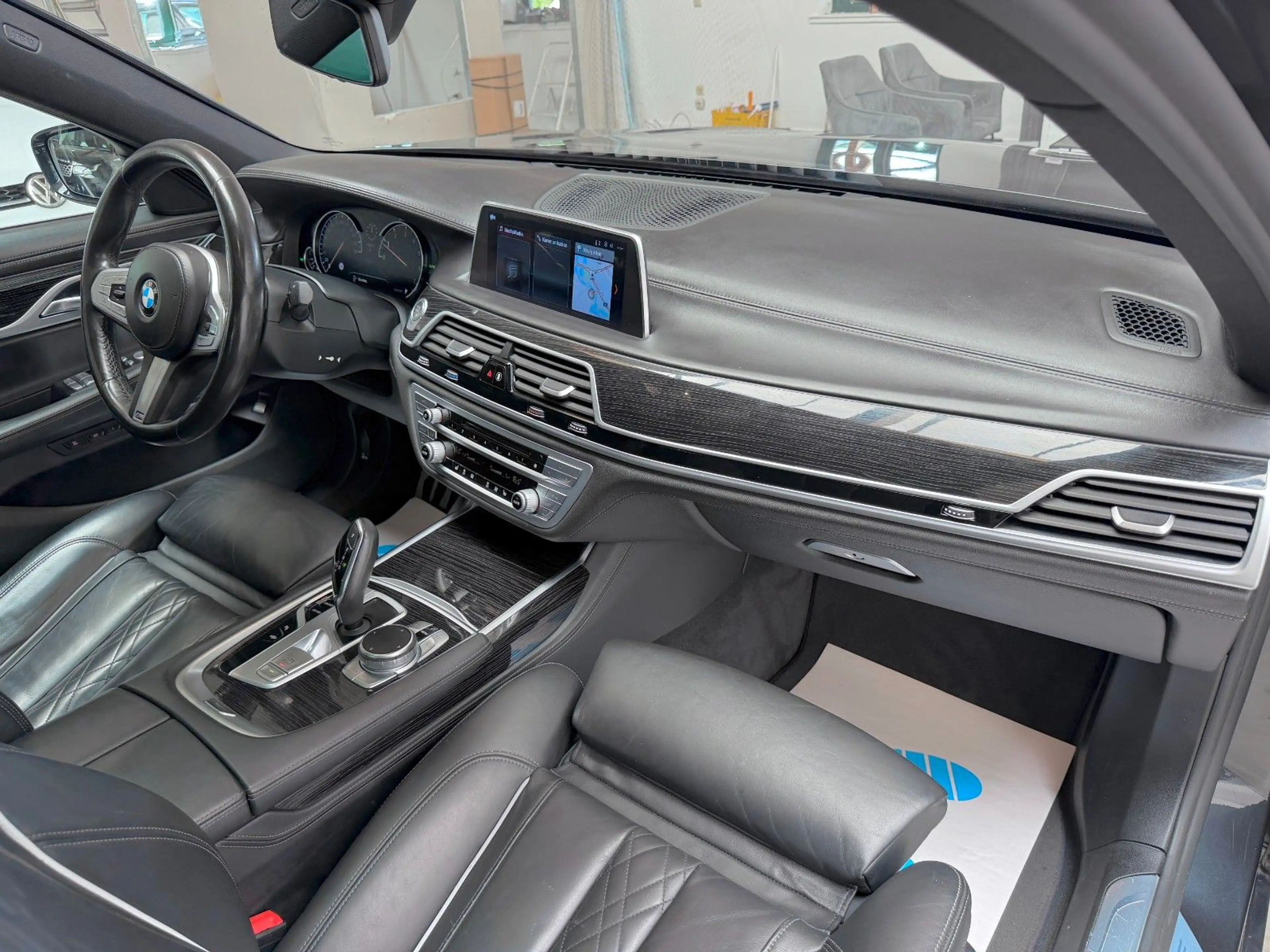 BMW 750 i M-Paket Sport Performance 449PS *VOLL* — photo 7