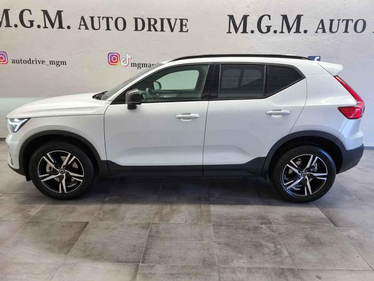 Volvo XC40 B3 automaticoDarkPlus Bianco - 2