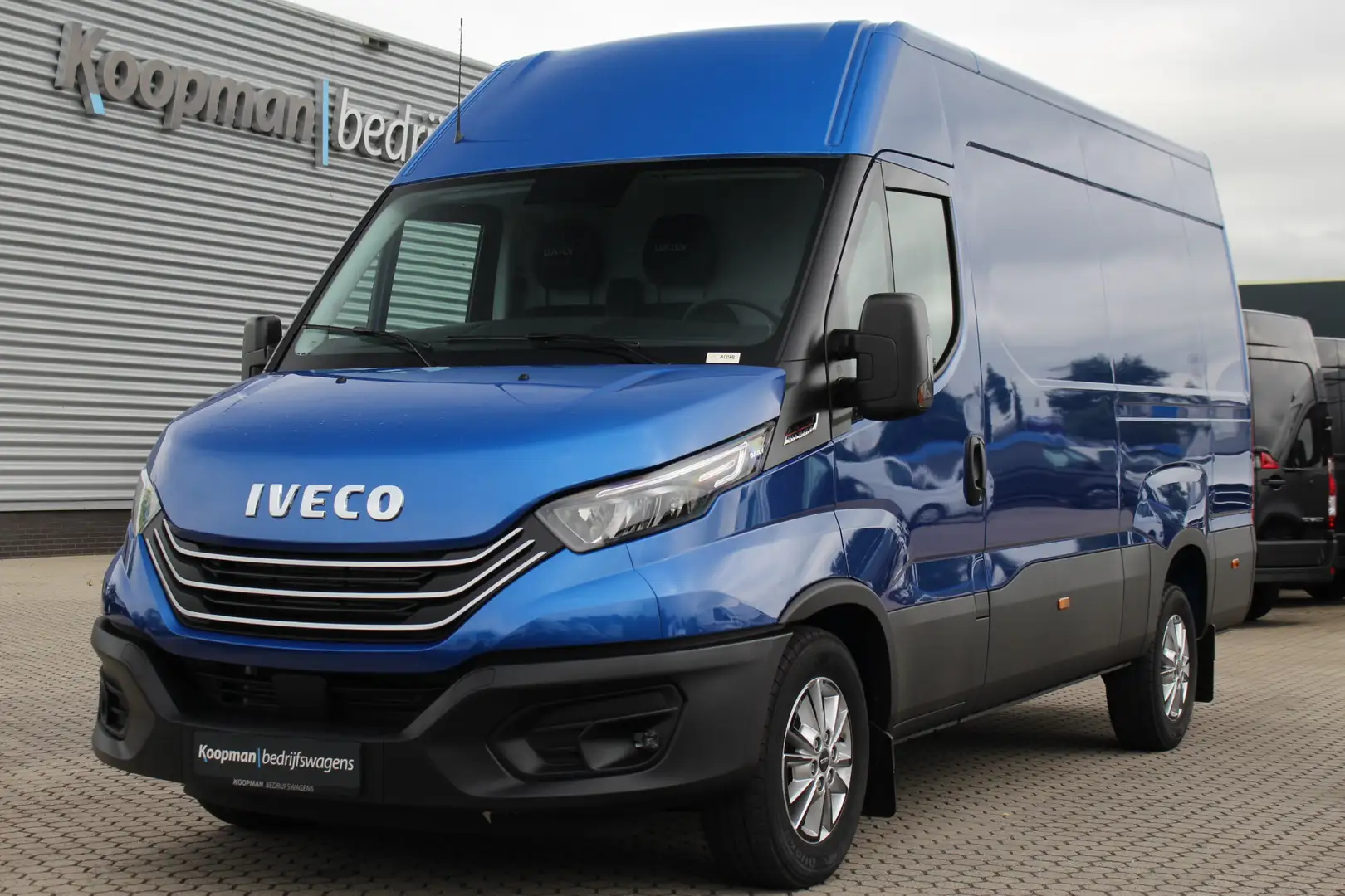 Iveco Daily 35S18A8 3.0 180pk 352 L2H2 | Automaat | Navi | Cam Blauw - 2