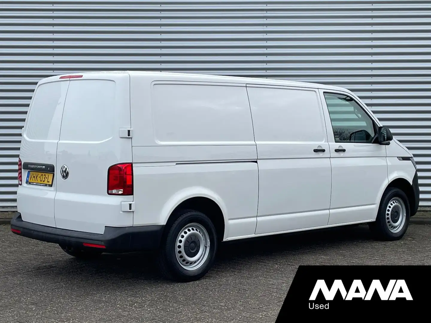 Volkswagen T6.1 Transporter 2.0 TDI L2H1 28 110PK Sensoren Airco Navi Cruise C Wit - 2