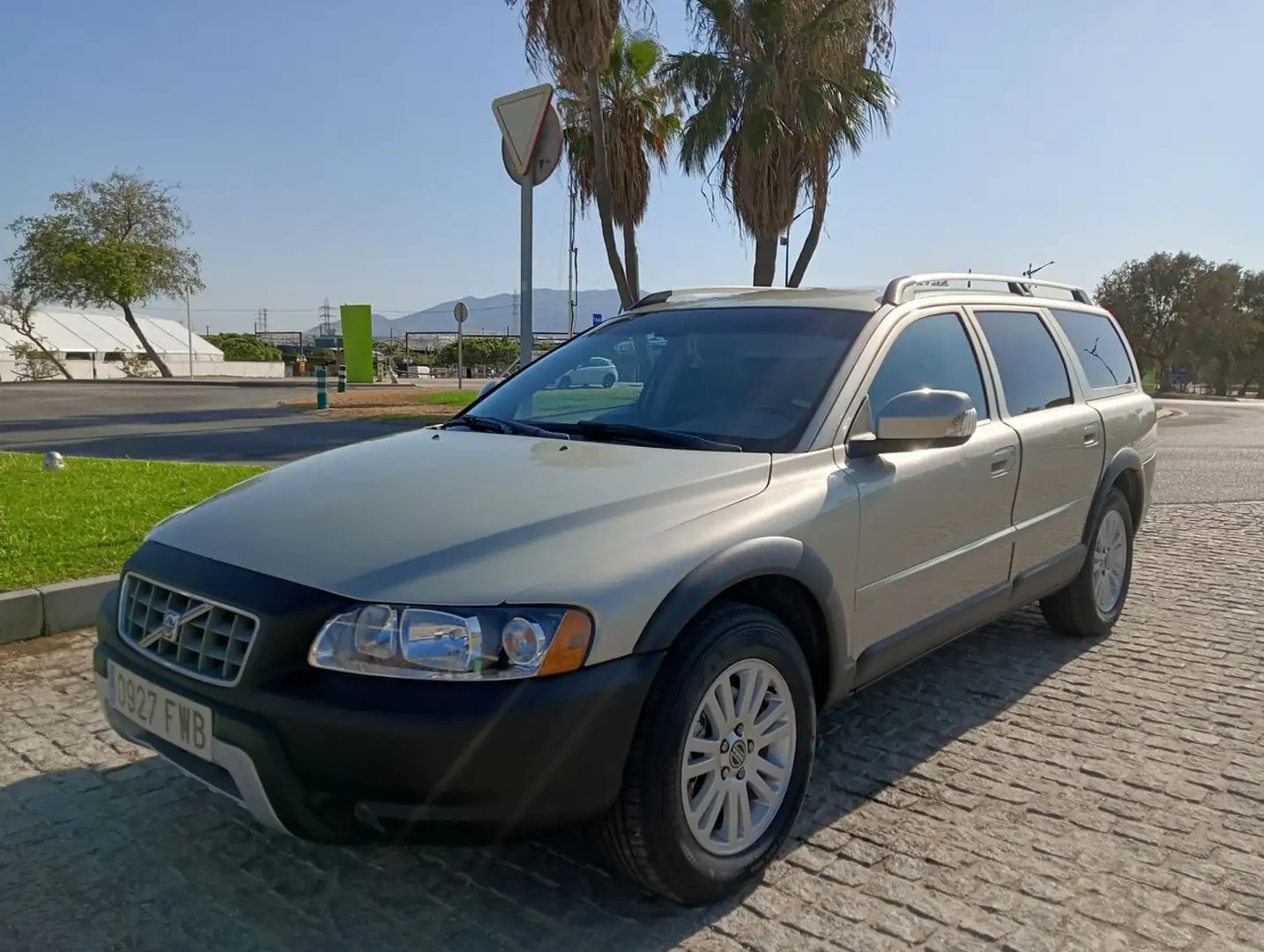 Volvo XC70 D5 Kinetic Geartronic bež - 1