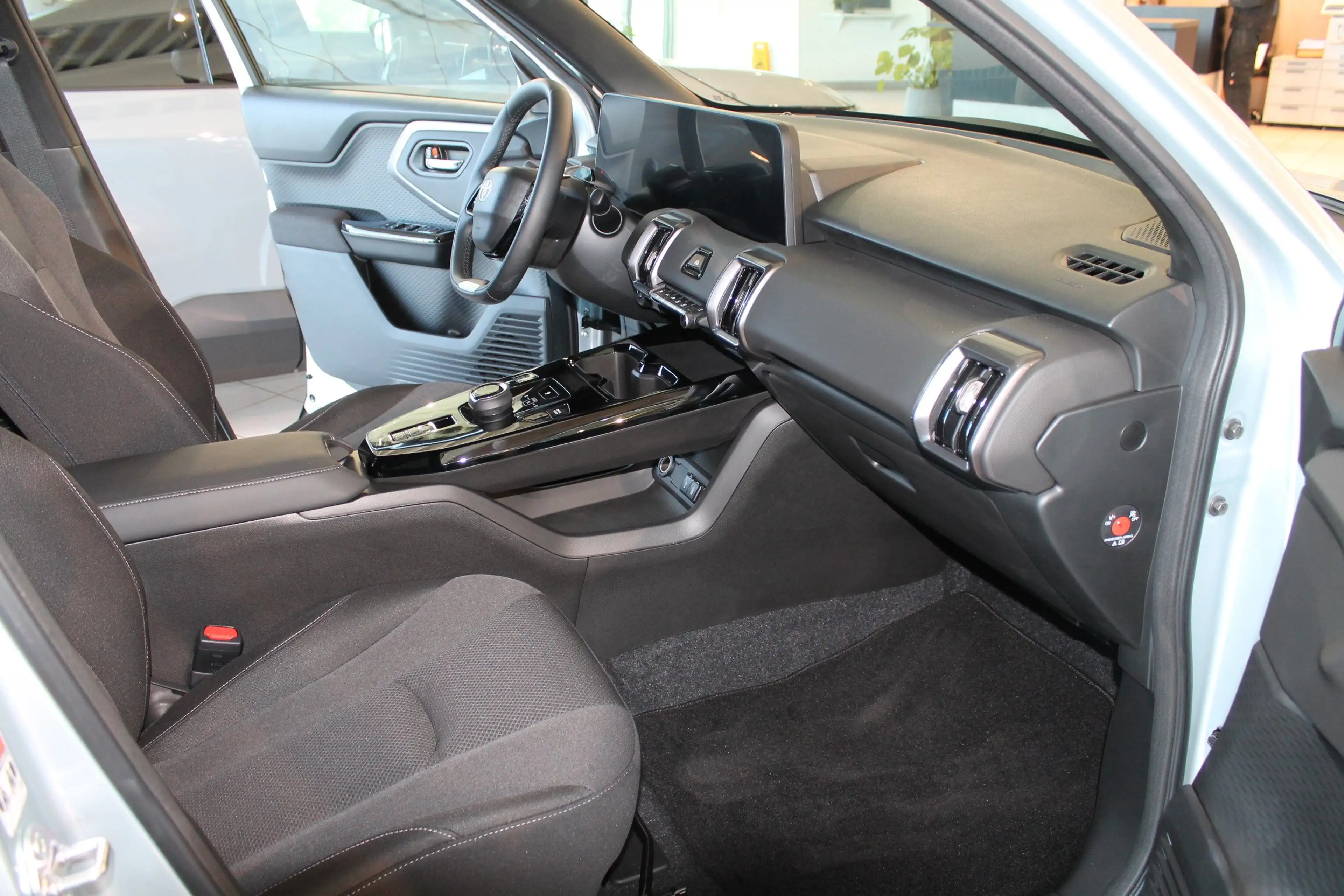 Toyota Urban Cruiser Urban Cruiser Elektro 61kWh Lounge Aut. — photo 6
