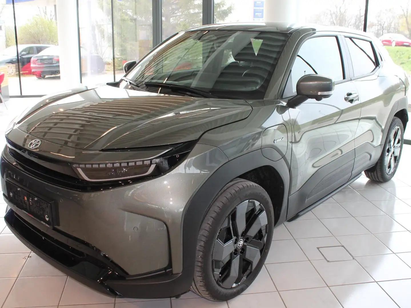 Toyota Urban Cruiser Urban Cruiser Elektro 61kWh Lounge Aut. Grün - 1