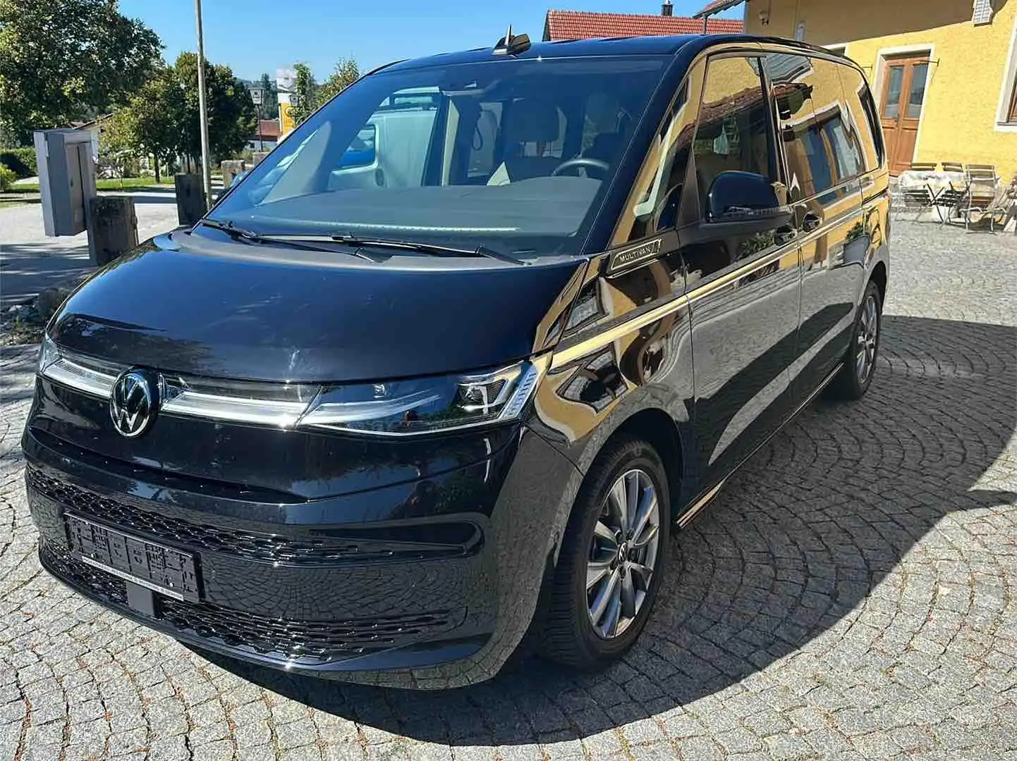Volkswagen T7 Multivan STYLE*AHK*IQ*2xSCHIEBETÜR+HECKKL.ELE* Schwarz - 2