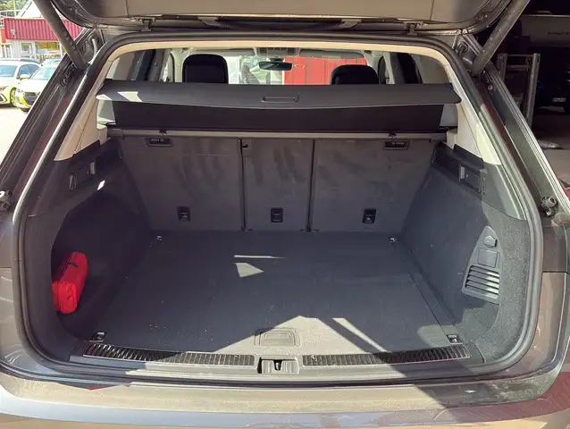 Volkswagen Touareg view 13