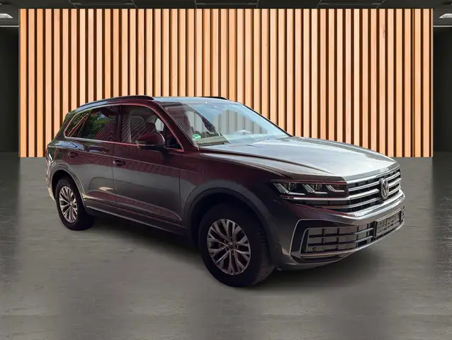 Volkswagen Touareg view 6