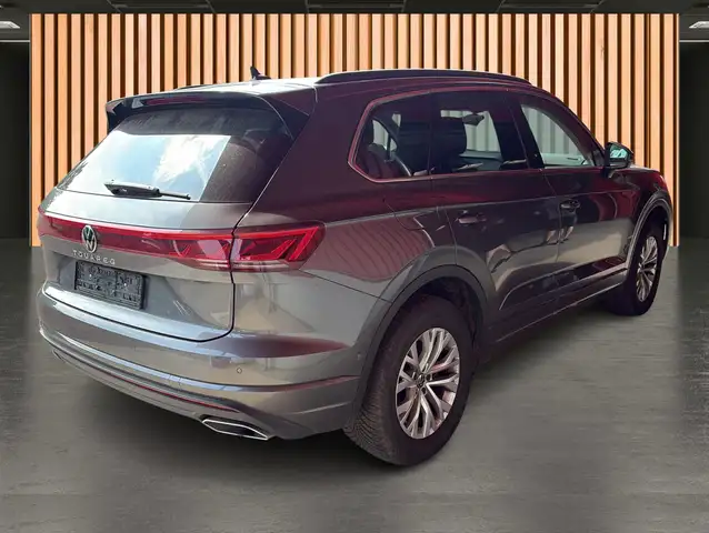 Volkswagen Touareg view 5