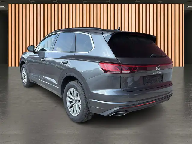 Volkswagen Touareg view 4