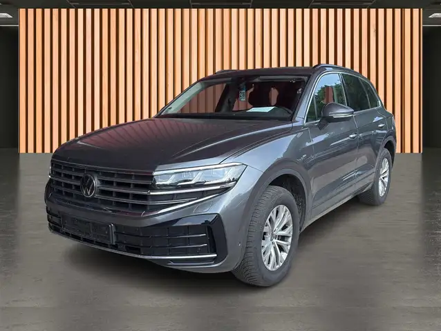 Volkswagen Touareg view 2