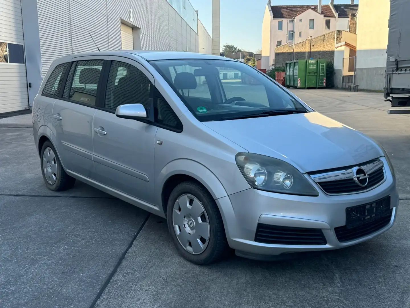 Opel Zafira B Edition 7-Sitzer Gümüş rengi - 1