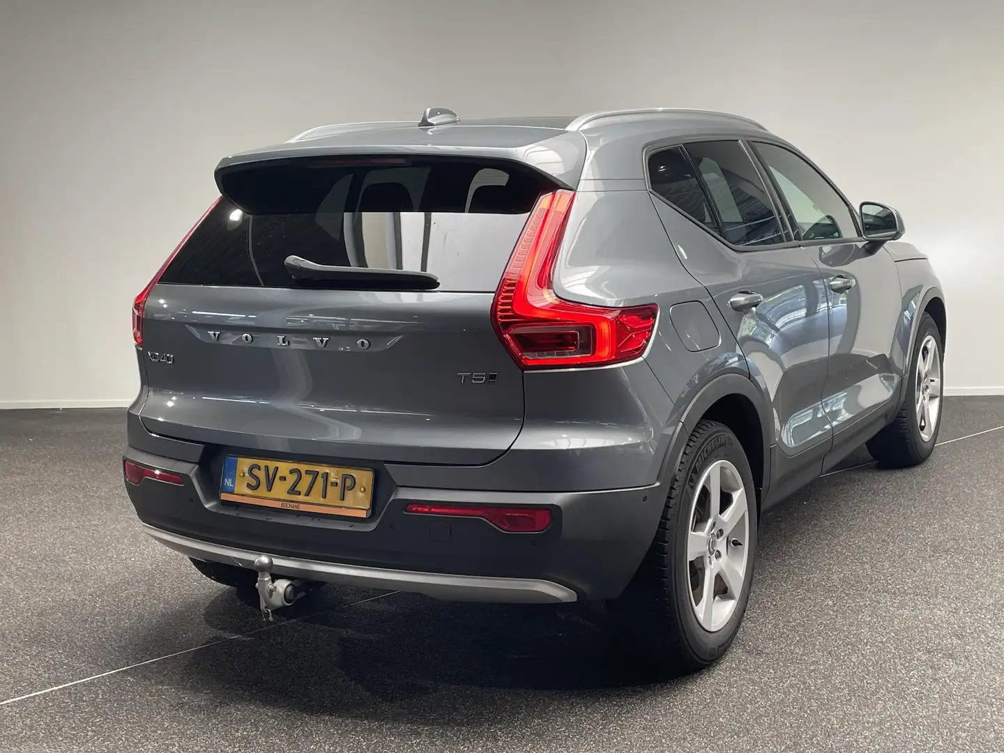 Volvo XC40 2.0 T5 AWD Intro Edition | Trekhaak | Panoramadak Grijs - 2