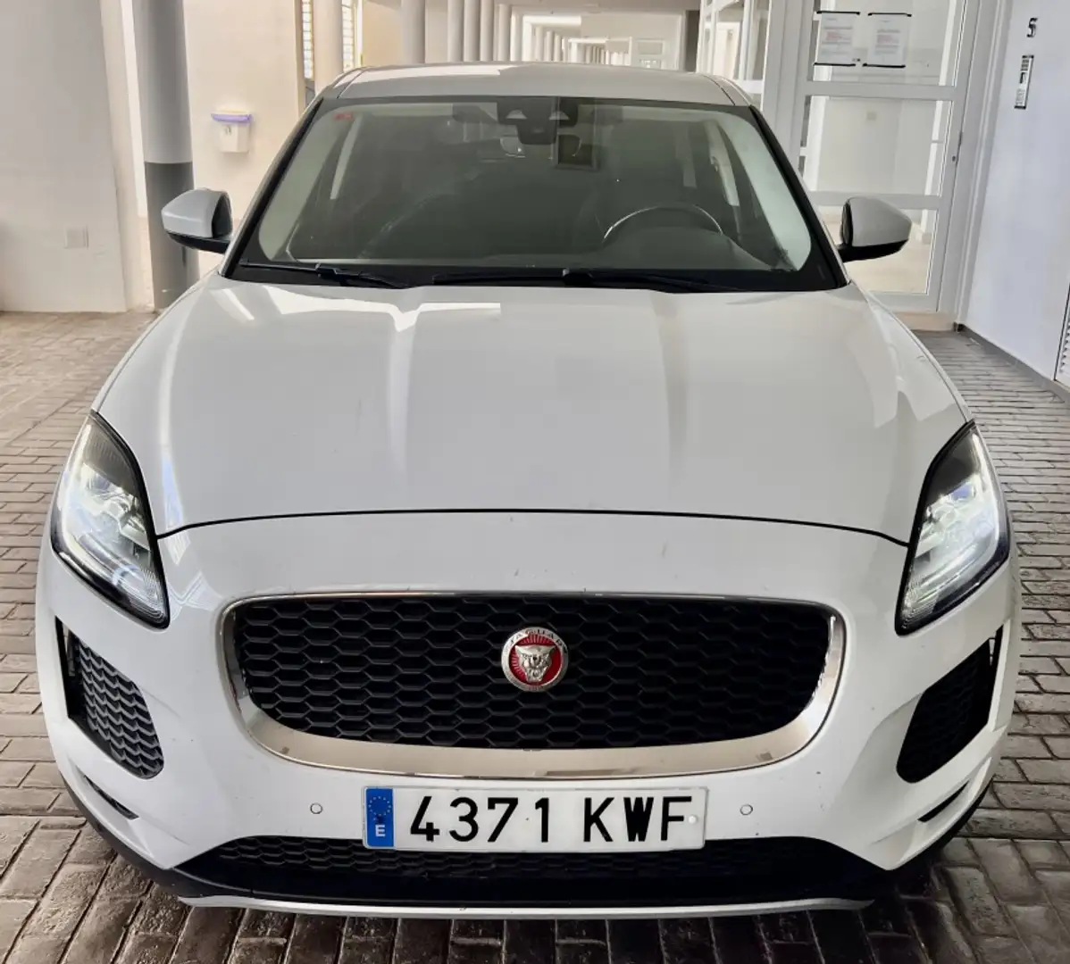 Jaguar E-Pace 2.0D I4 R-Dynamic Base AWD Aut. 150 Wit - 2