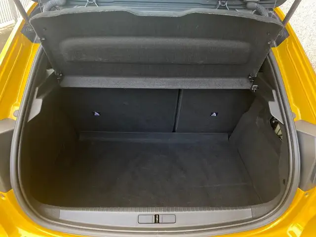 Peugeot 208 view 9