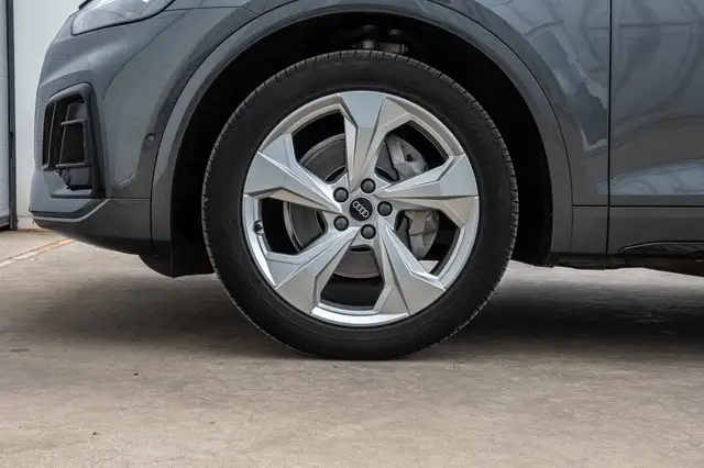 Audi Q5 view 6