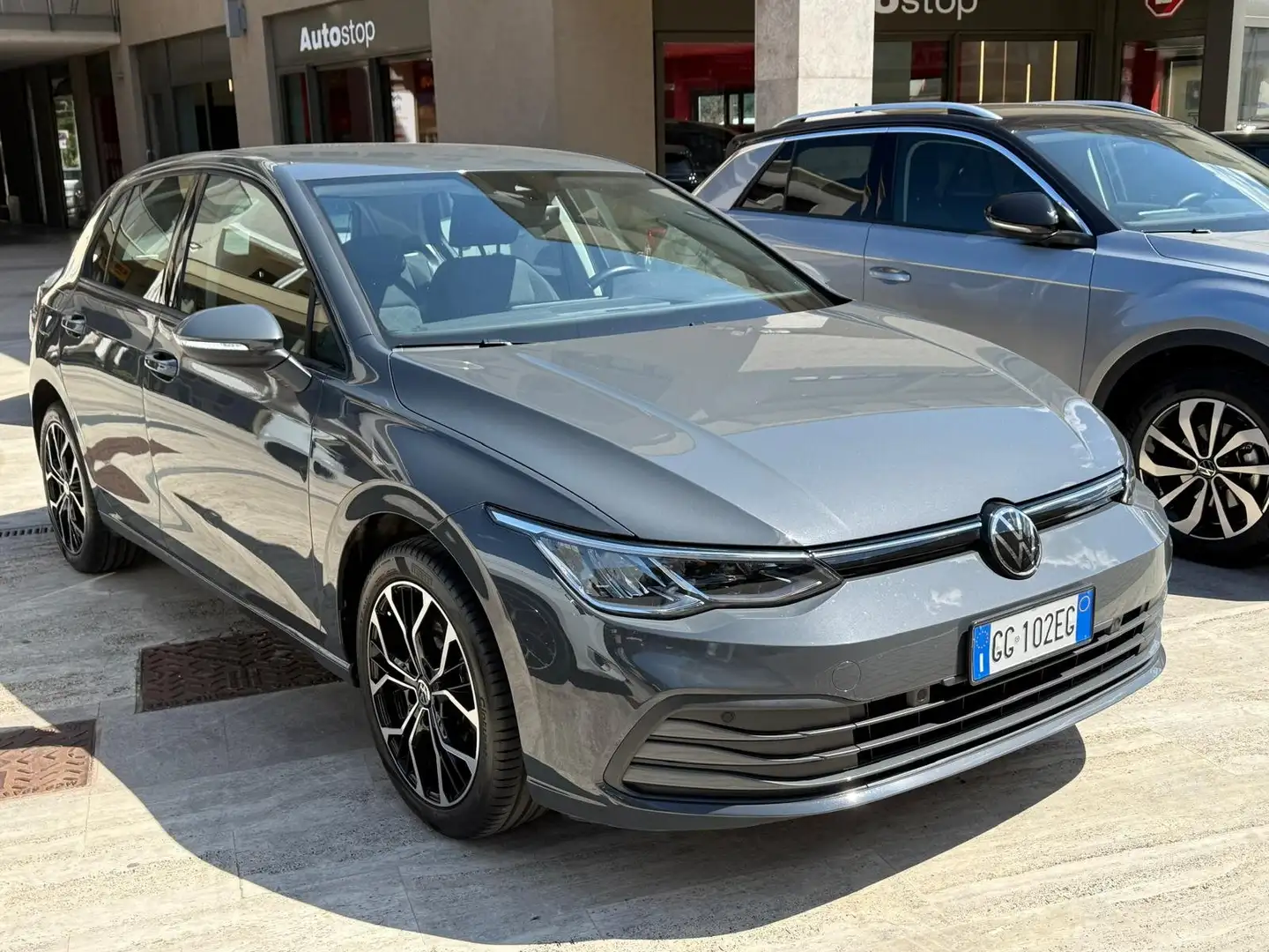 Volkswagen Golf Golf VIII 2020 1.5 tgi Life 130cv Grijs - 2