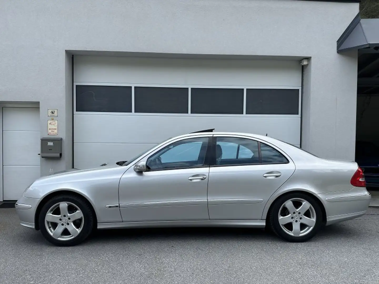 Mercedes-Benz E 320 Avantgarde Aut. 1. Besitz srebrna - 2