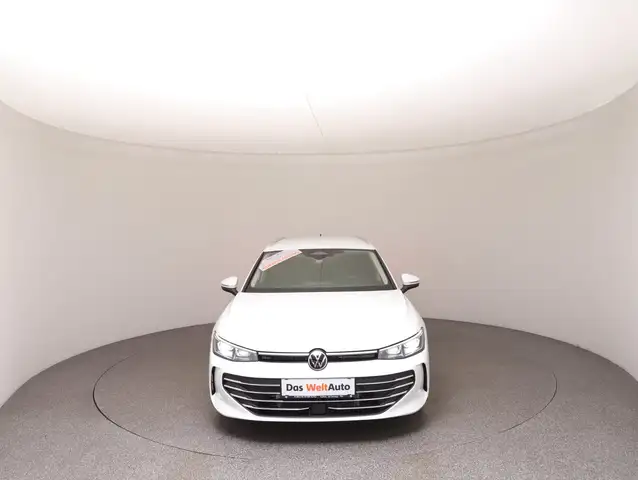 Volkswagen Passat view 3