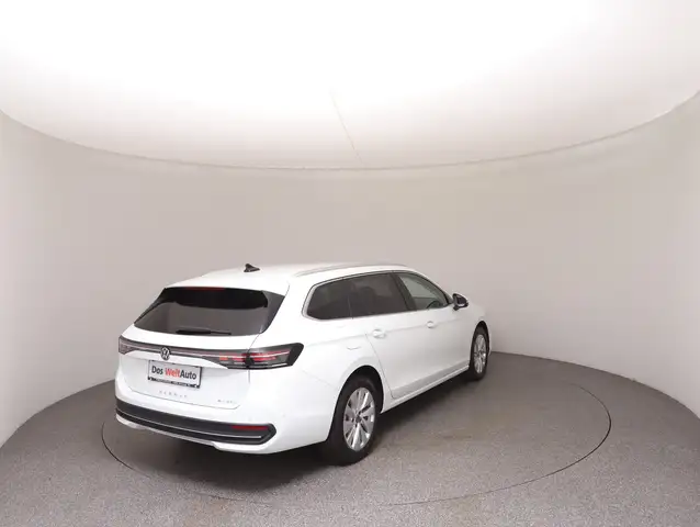 Volkswagen Passat view 4