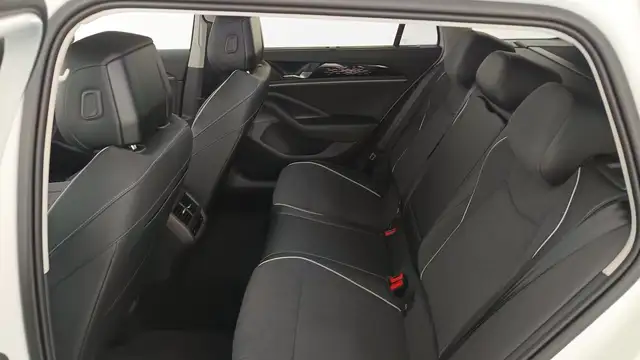 Volkswagen Passat view 11