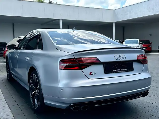 Audi S8 view 3