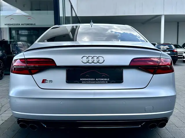 Audi S8 view 8
