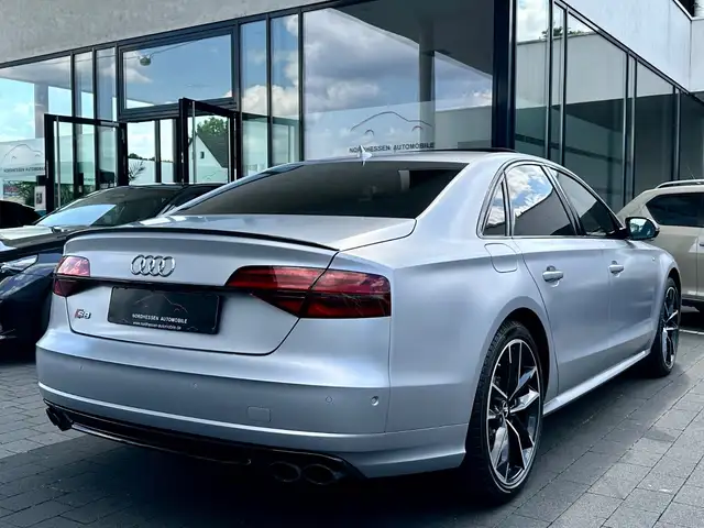 Audi S8 view 4