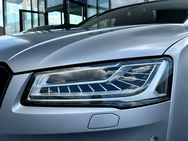 Audi S8 view 11