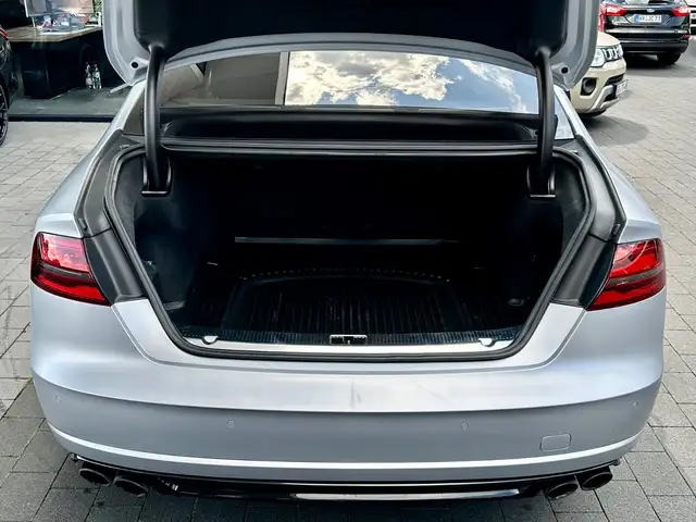 Audi S8 view 9