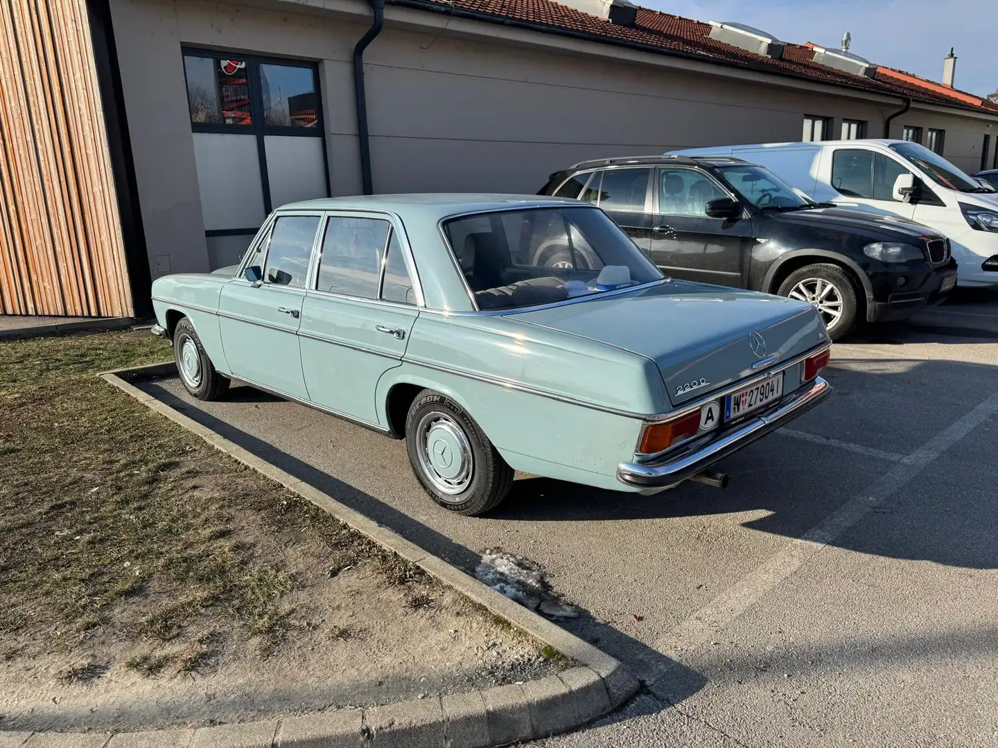 Mercedes-Benz W 114/115 Strich-Acht Azul - 2
