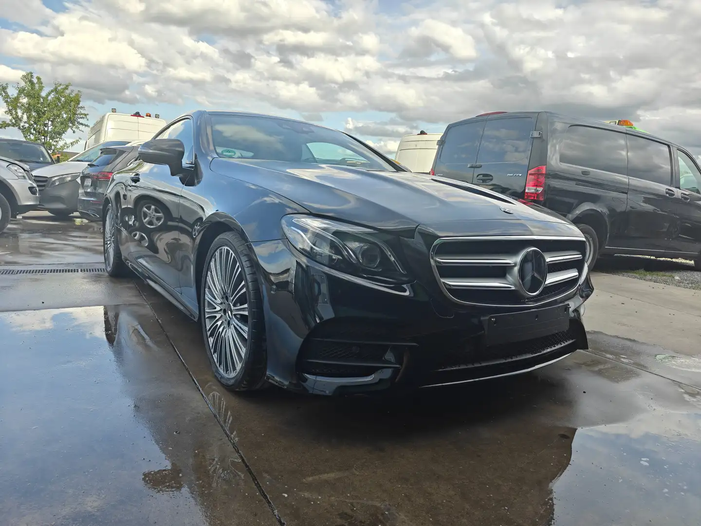 Mercedes-Benz E 200 Coupe AMG LINE Zwart - 1