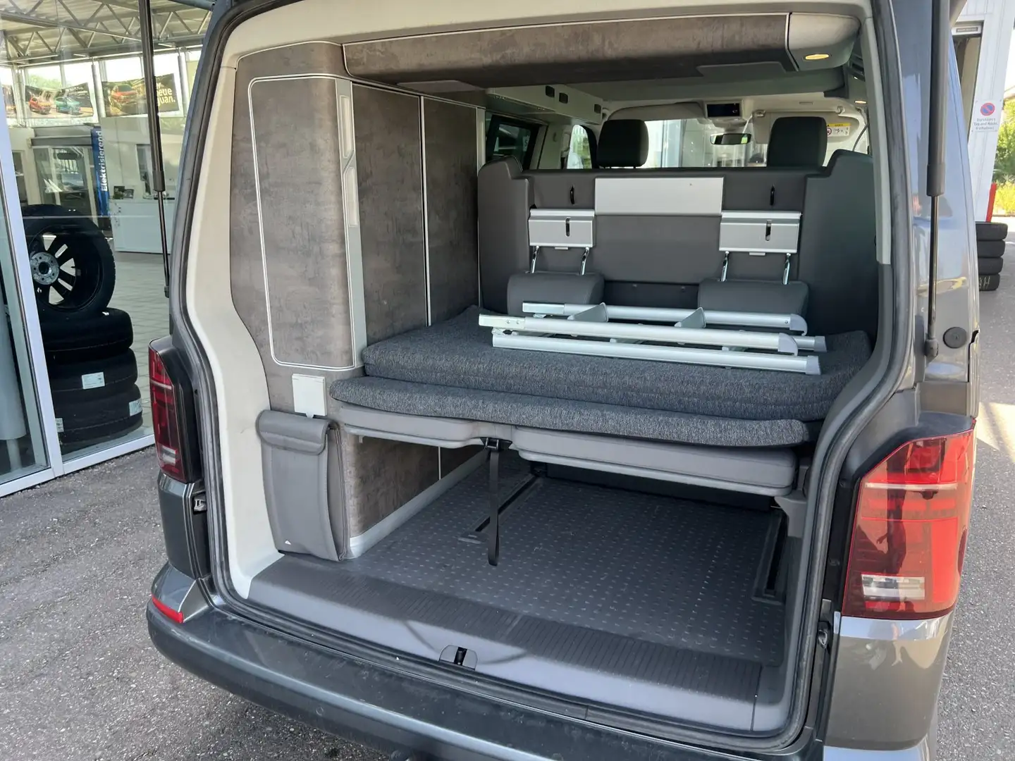 Volkswagen T6 California Grau - 2