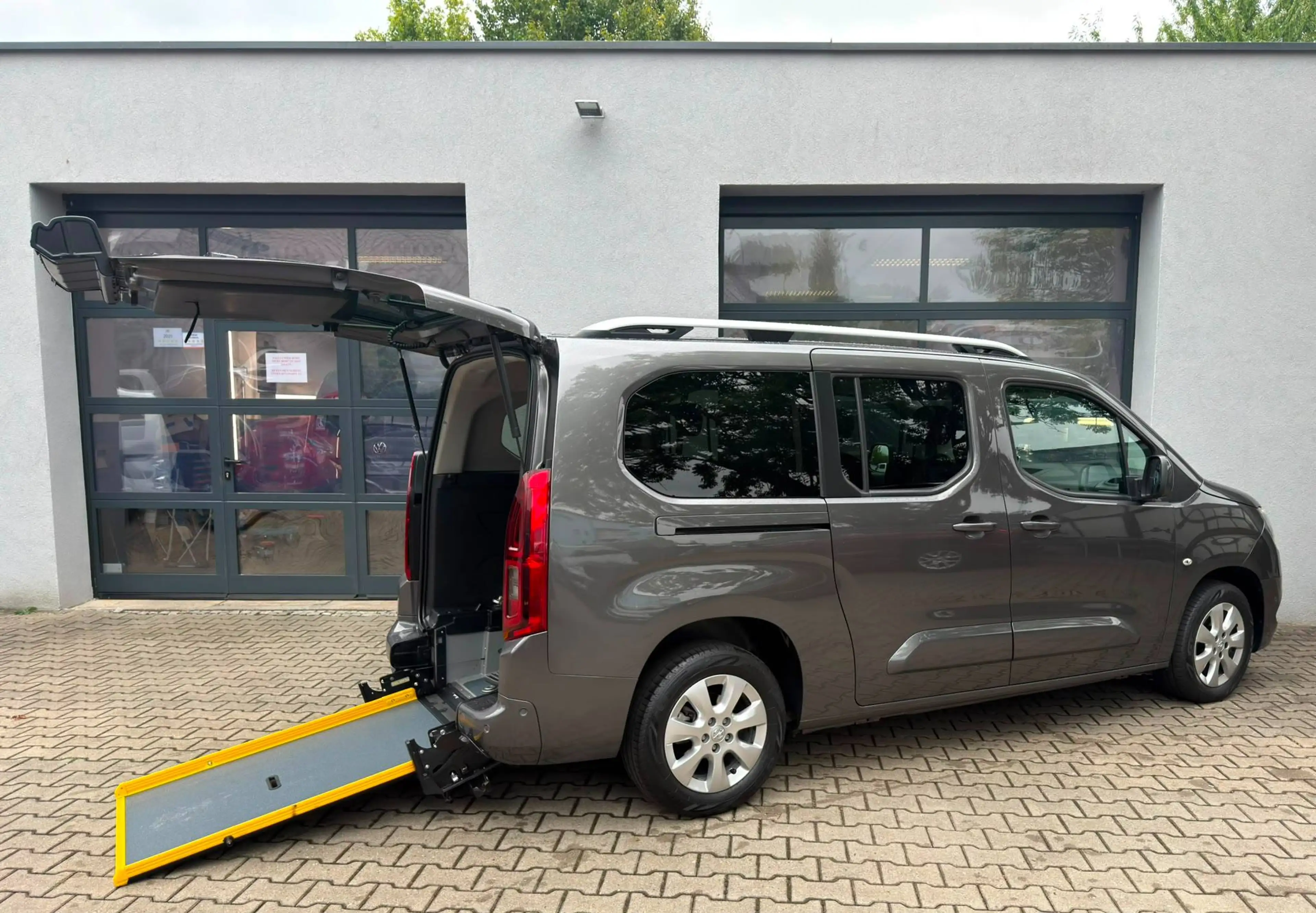 Opel Combo L2 Maxi Automatik Behindertengerecht Rollstuhlrampe