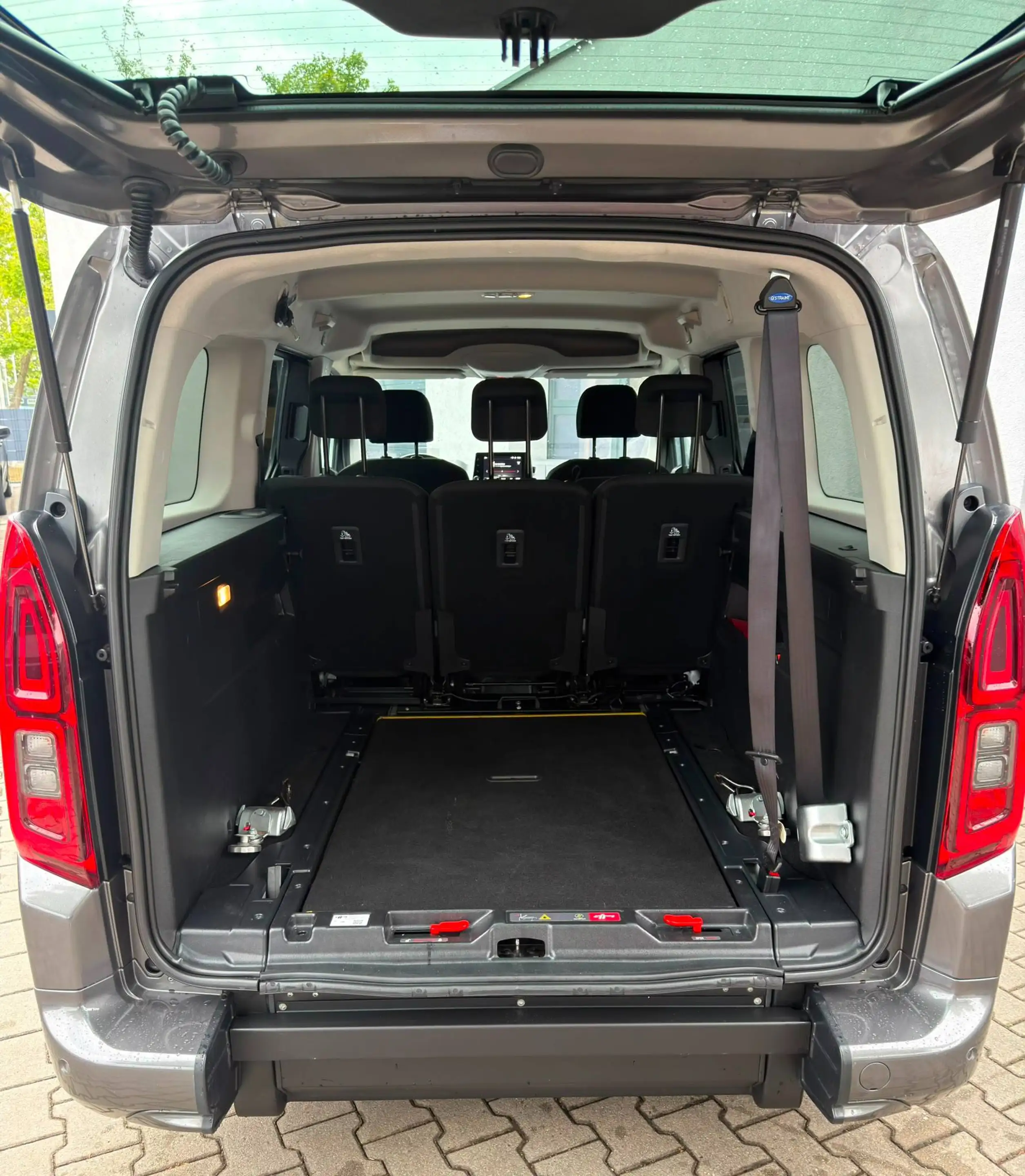 Opel Combo L2 Maxi Automatik Behindertengerecht Rollstuhlrampe — photo 15