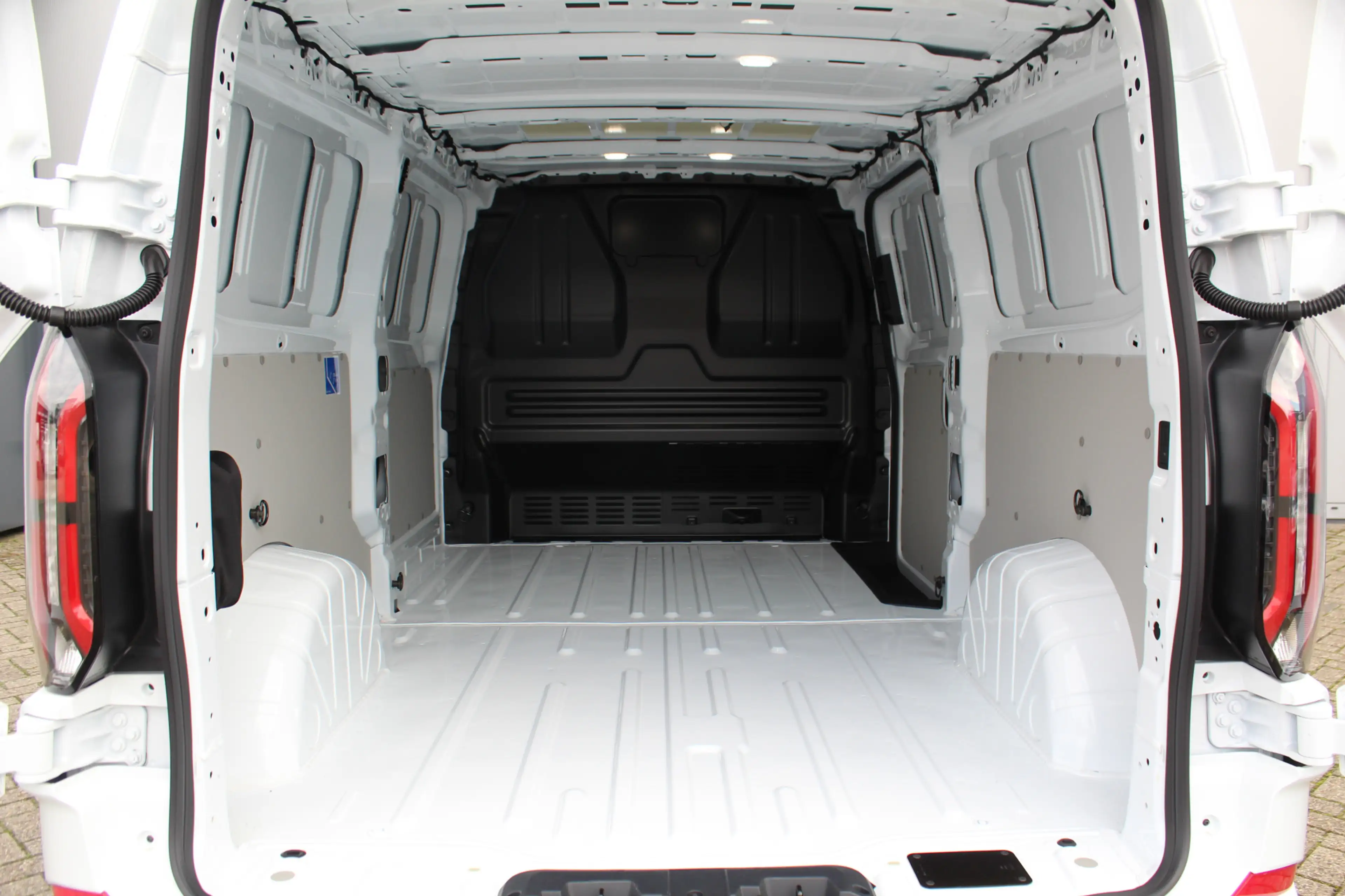 Ford Transit Custom E-Transit 340 L2H1 'Limited' 71kWh-160kWh/218pk EL — photo 10