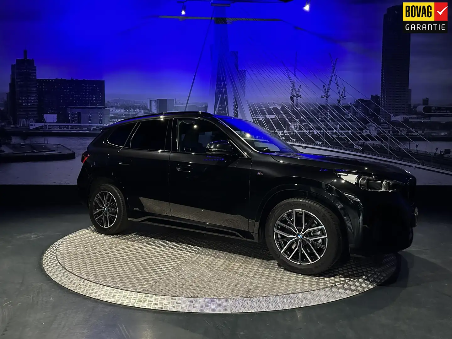 BMW X1 SDrive20i M Sport *H&K*HUD*ElecStoelverst*Winterpa Zwart - 1