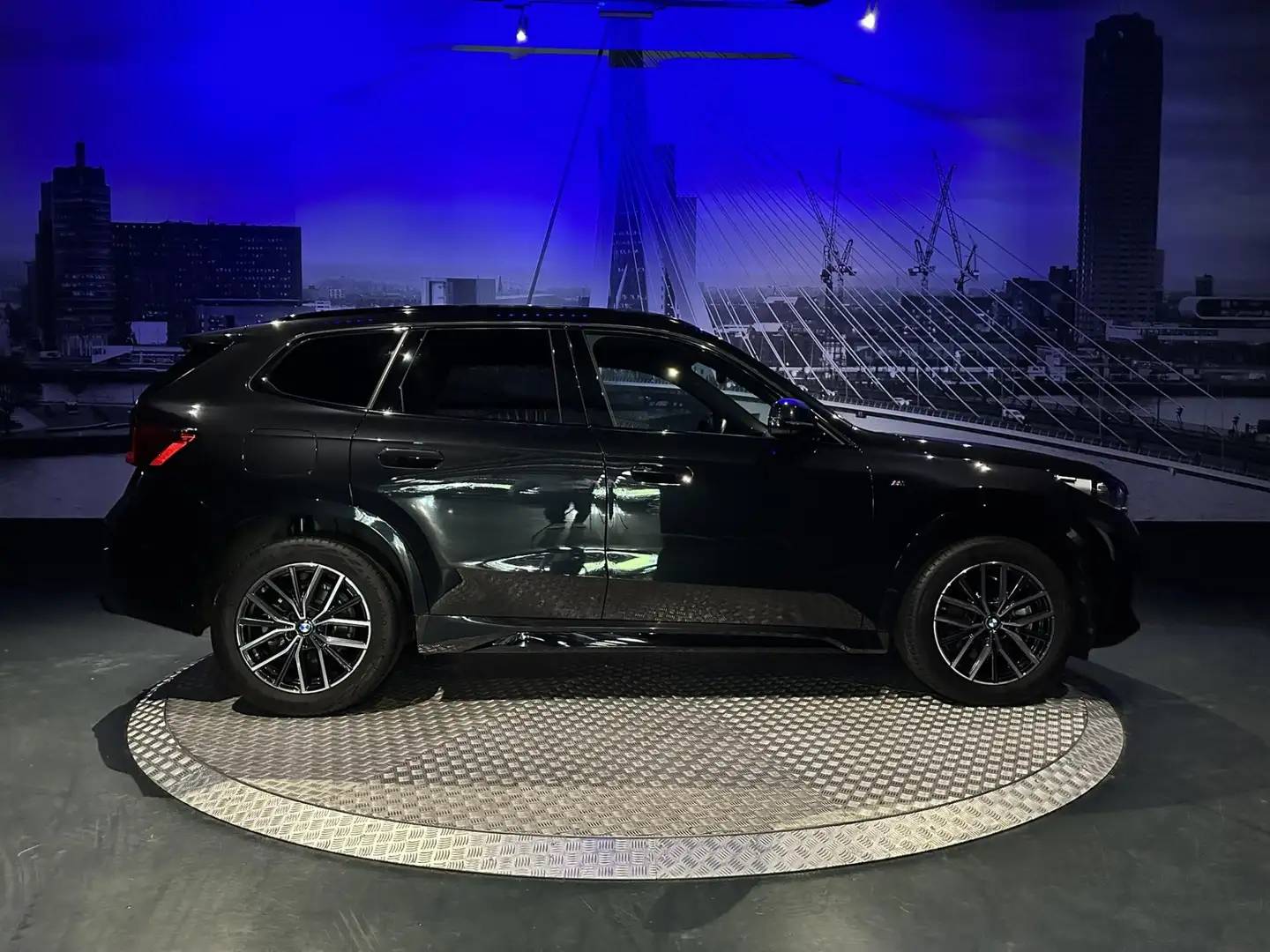 BMW X1 SDrive20i M Sport *H&K*HUD*ElecStoelverst*Winterpa Zwart - 2