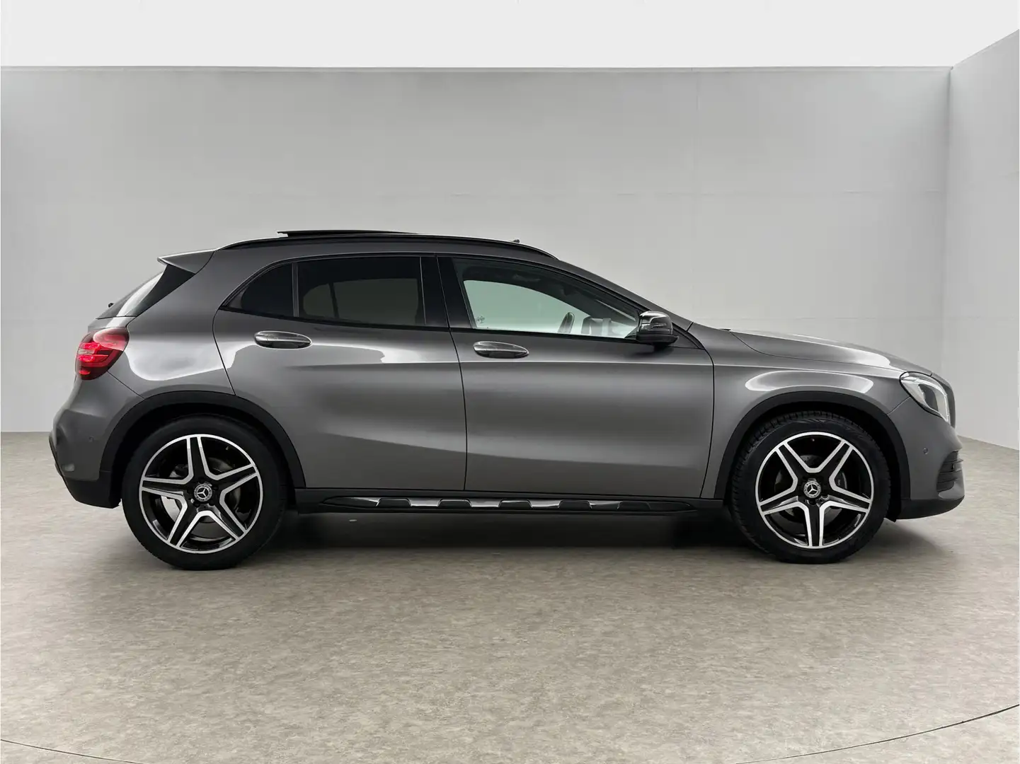 Mercedes-Benz GLA 180 AMG Night Upgrade Pano LED Camera Carplay Clima Cr Gris - 2