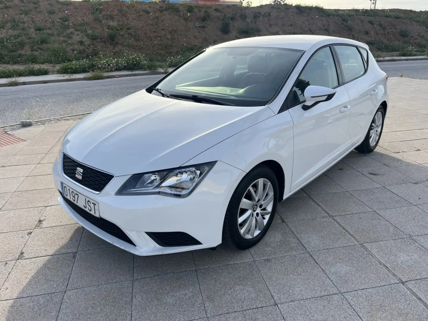 SEAT Leon 1.6TDI CR S&S Reference Eco. 110 Weiß - 1