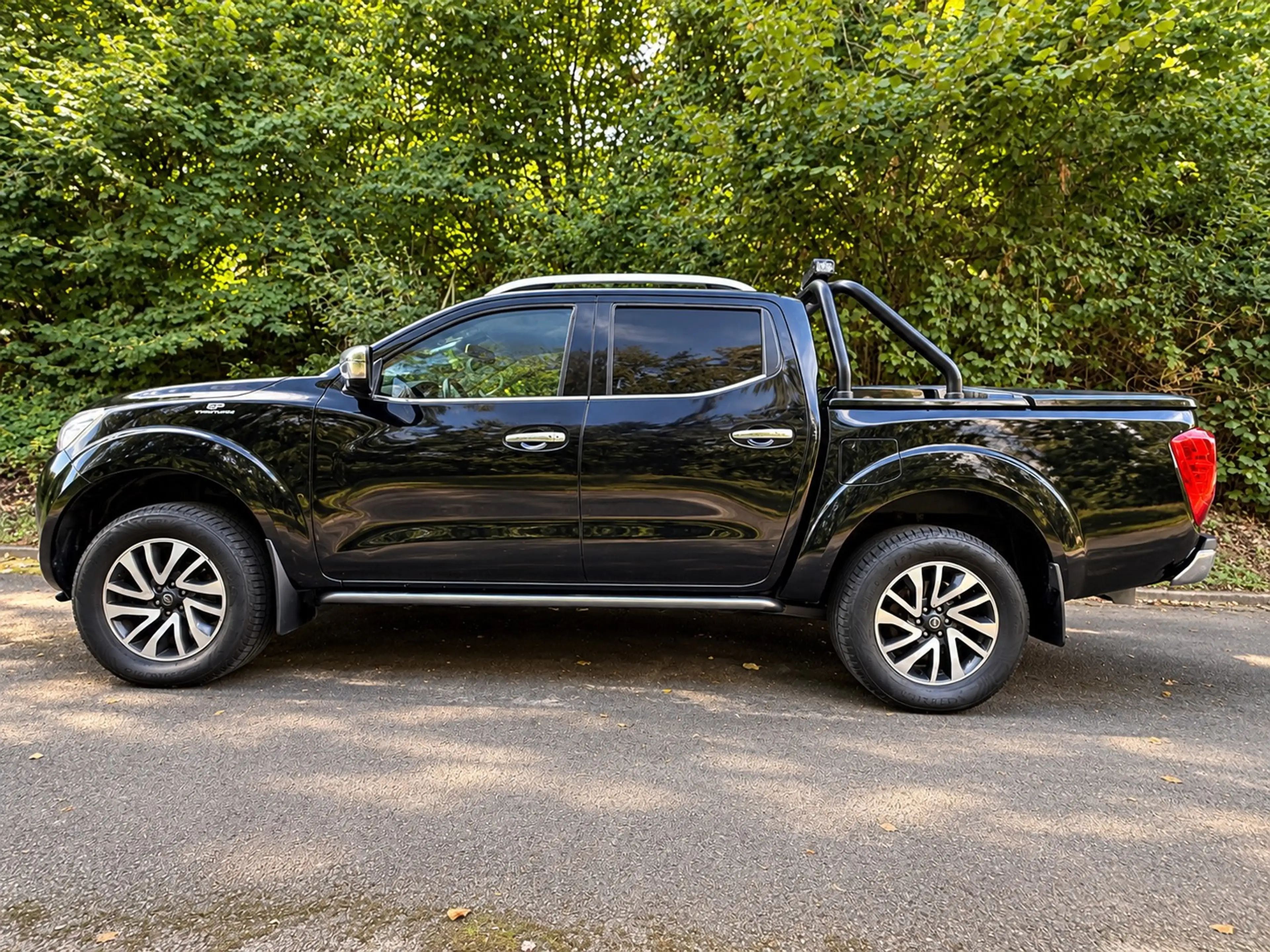 Nissan Navara 2.5 dCi 4x4 Business DPF — photo 2