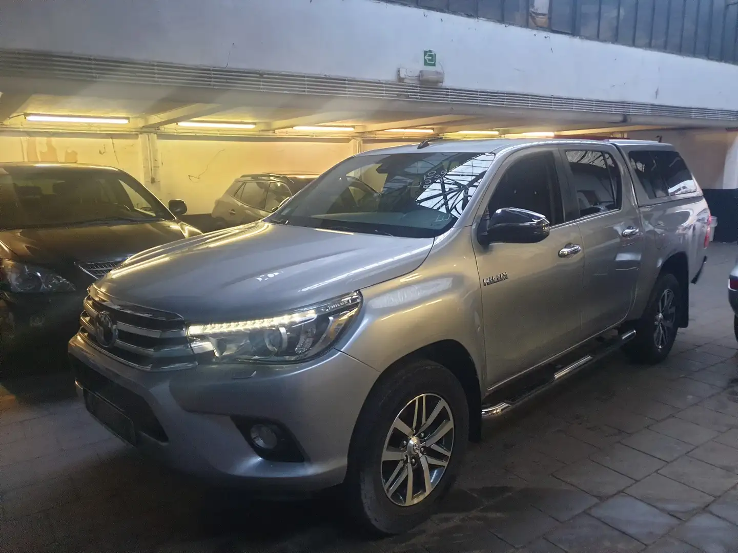 Toyota Hilux 2.4 D-4D 4WD Lounge (EU6.2) Gris - 1
