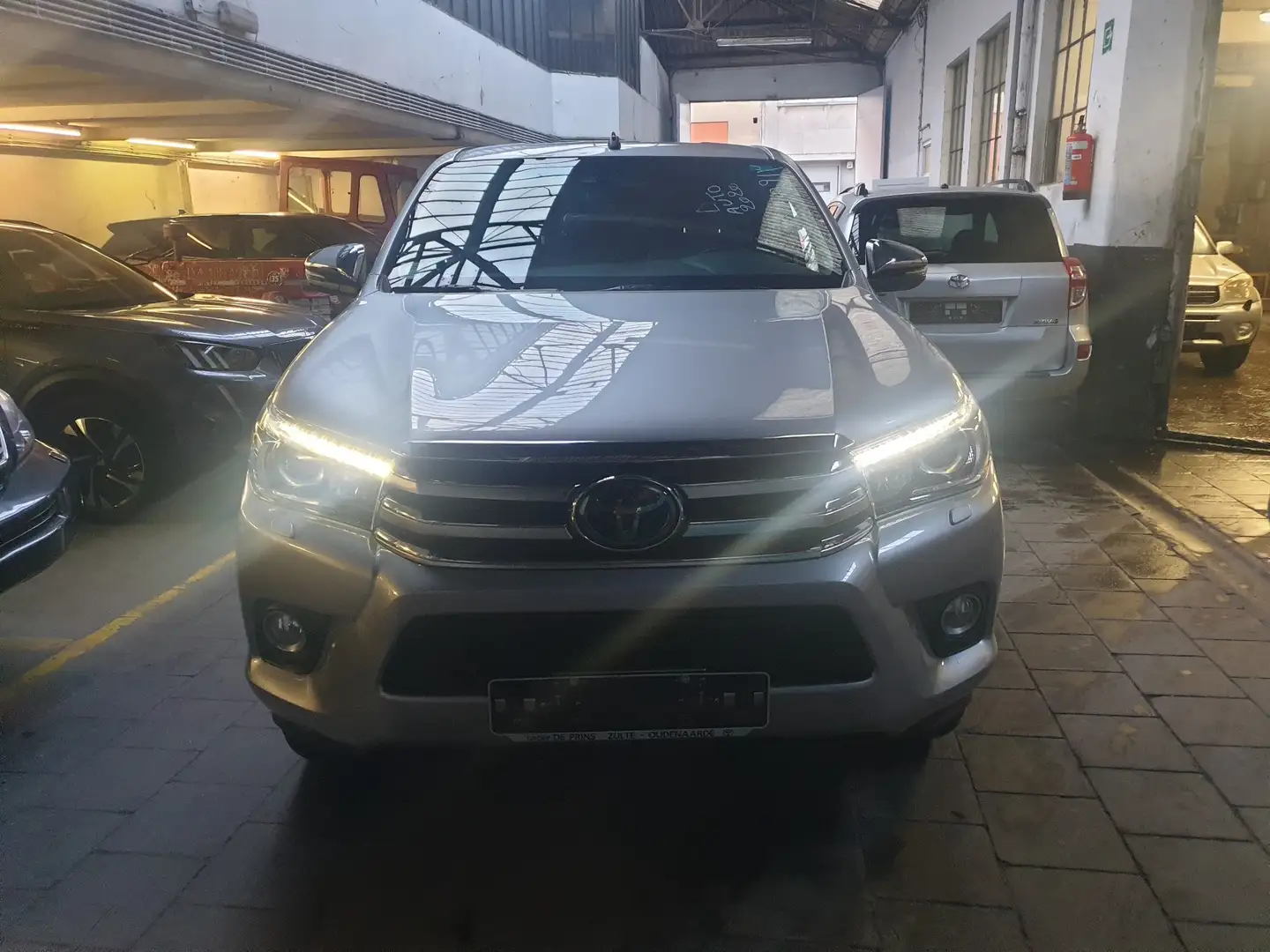 Toyota Hilux 2.4 D-4D 4WD Lounge (EU6.2) Gris - 2