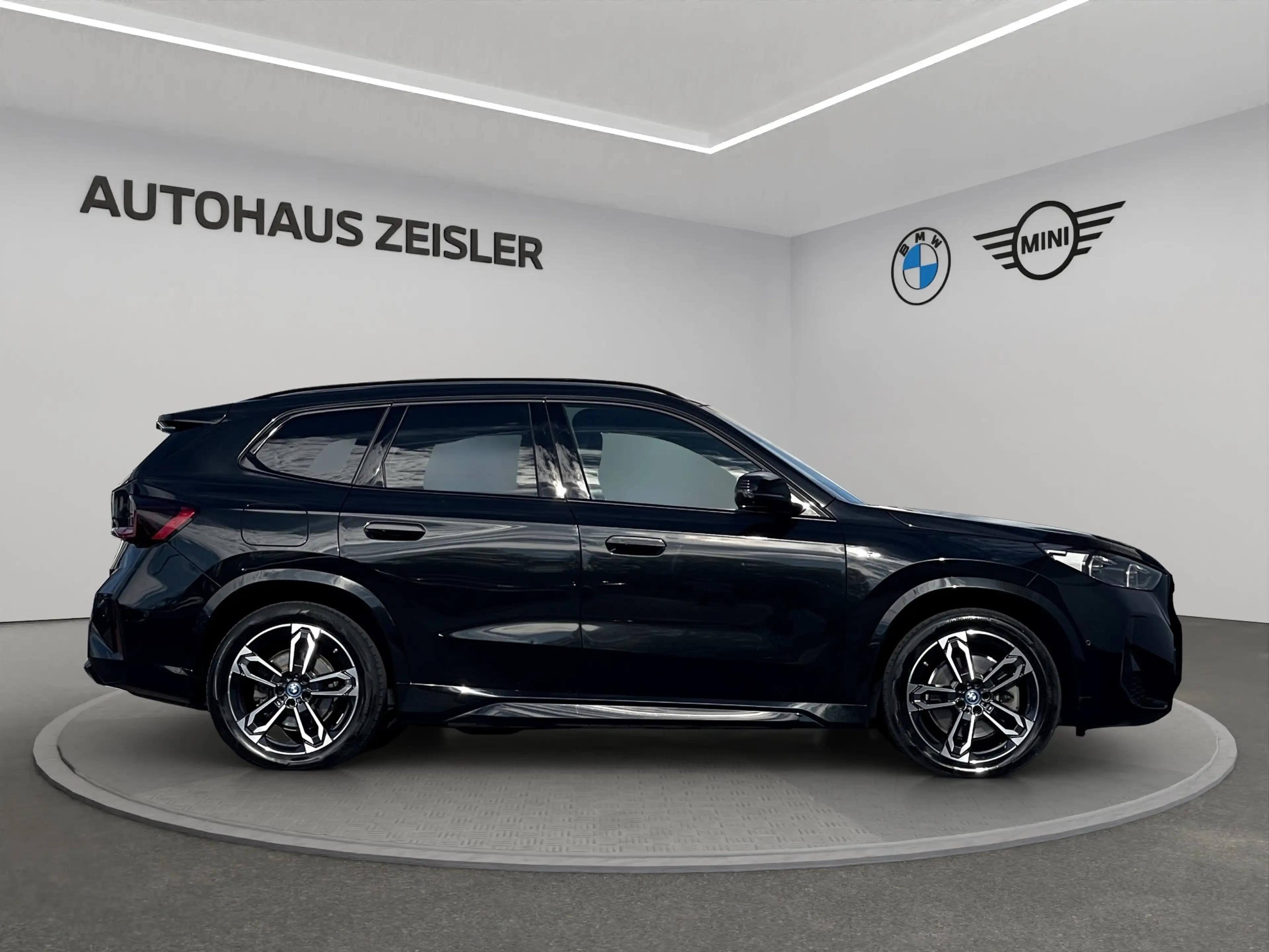 BMW iX1 xDrive30 — photo 3
