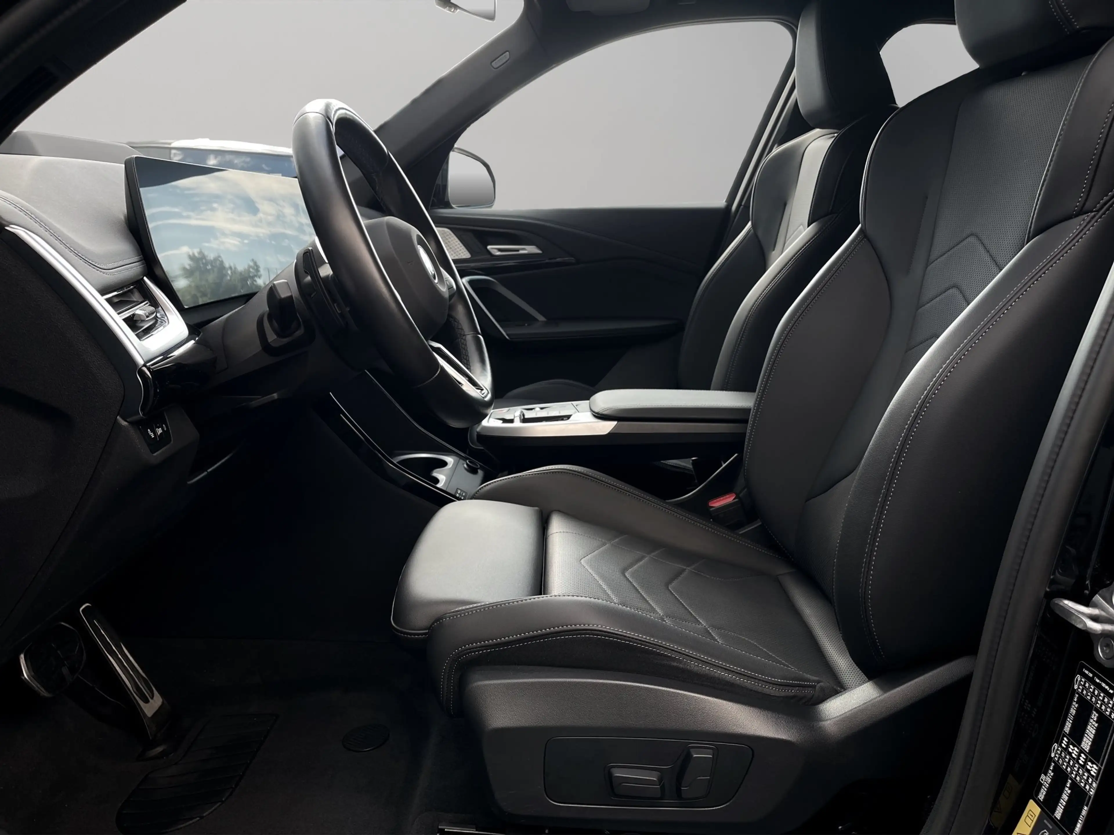 BMW iX1 xDrive30 — photo 9