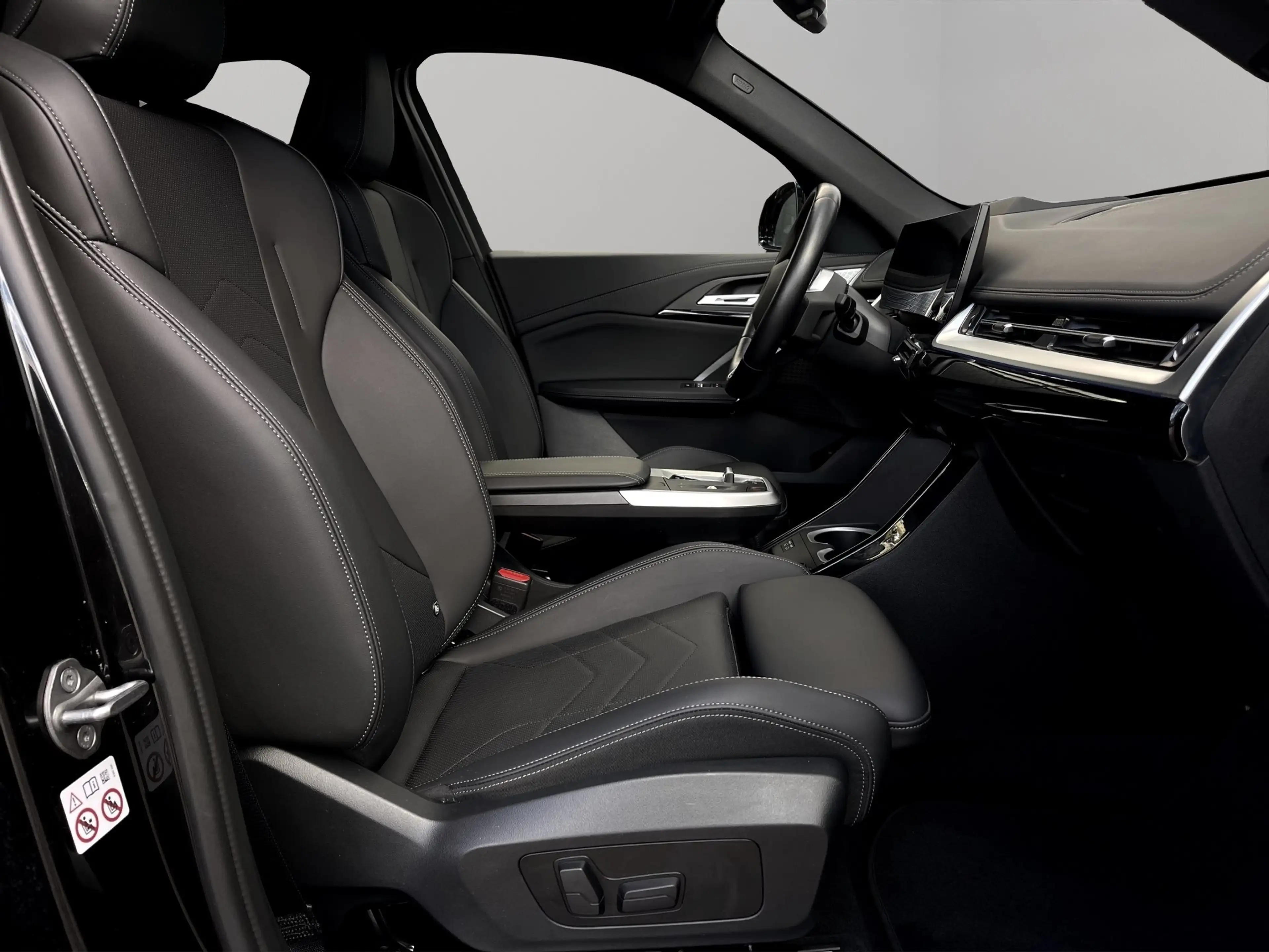 BMW iX1 xDrive30 — photo 12