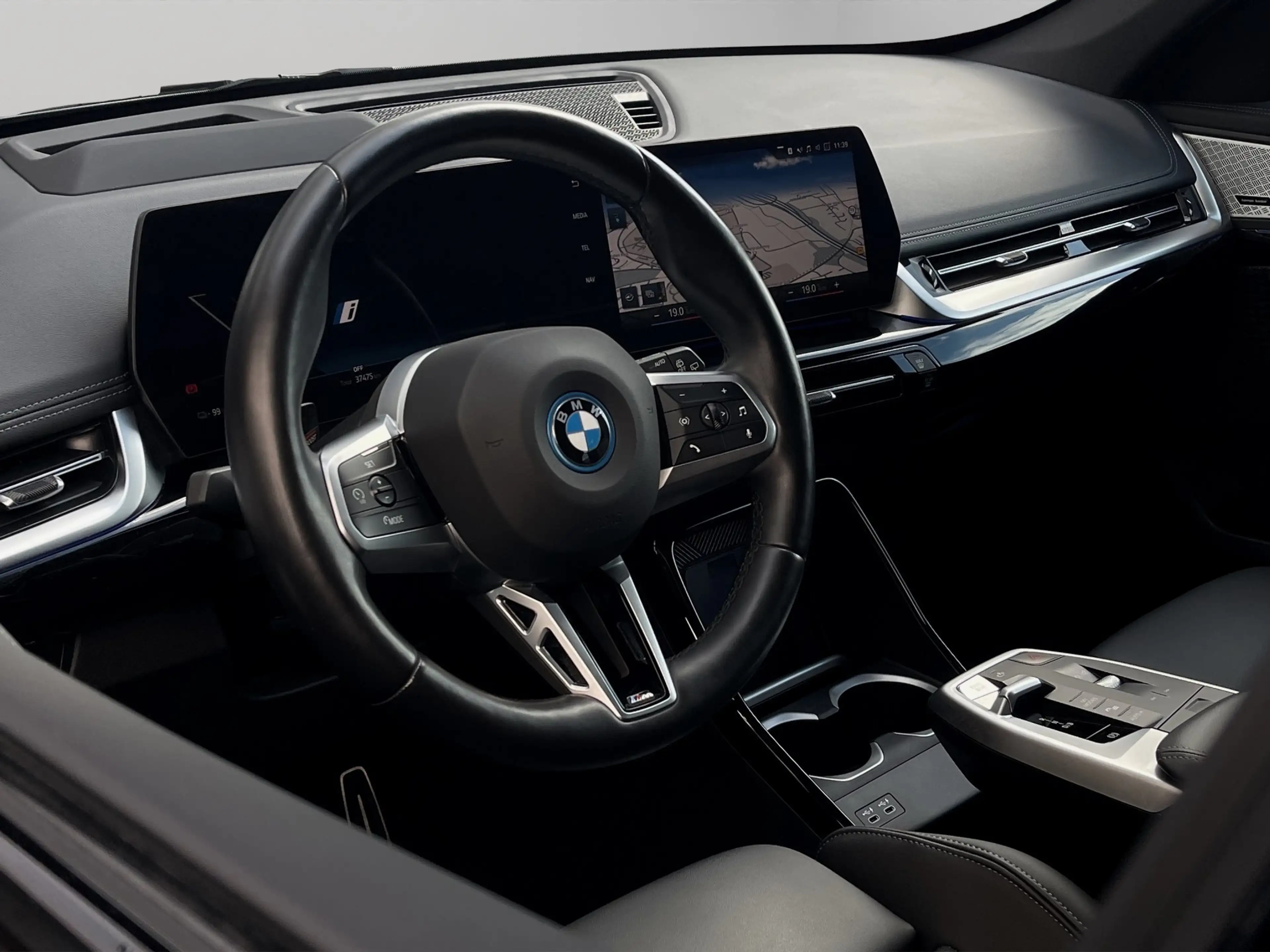BMW iX1 xDrive30 — photo 7