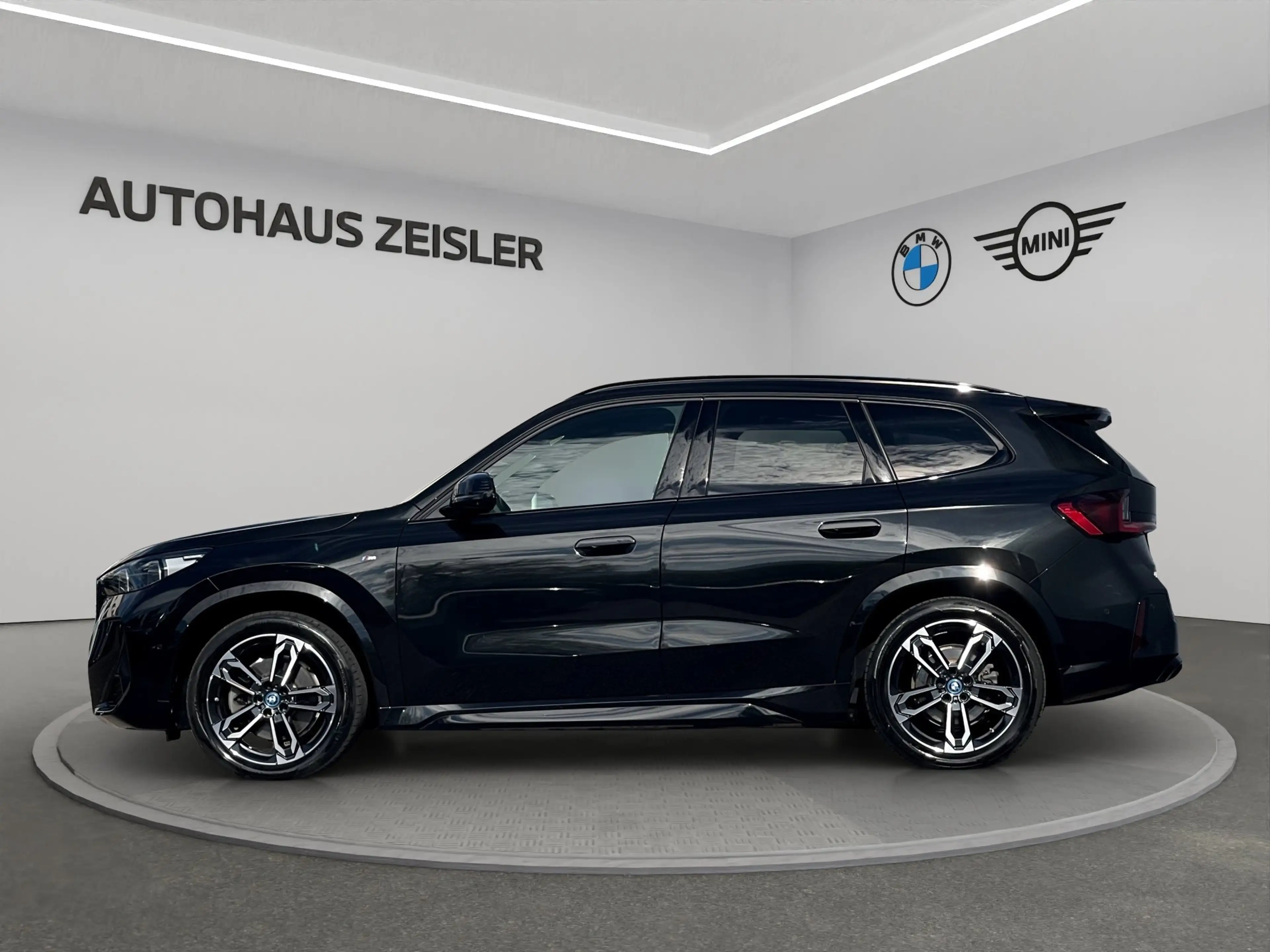 BMW iX1 xDrive30 — photo 4